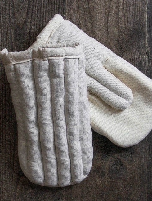 Two-finger padded gauntlets Gants et mitaines gambisonnés