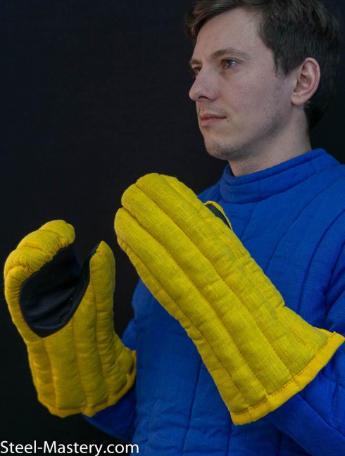 Padded gauntlets with leather insets Padded gloves and mittens