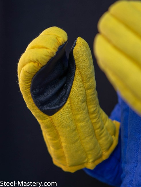 Padded gauntlets with leather insets Padded gloves and mittens