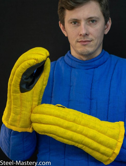Padded gauntlets with leather insets Padded gloves and mittens