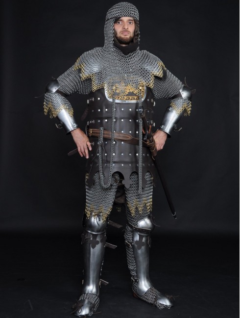 Hauberk with forward fastenings Cottes de mailles et hauberts