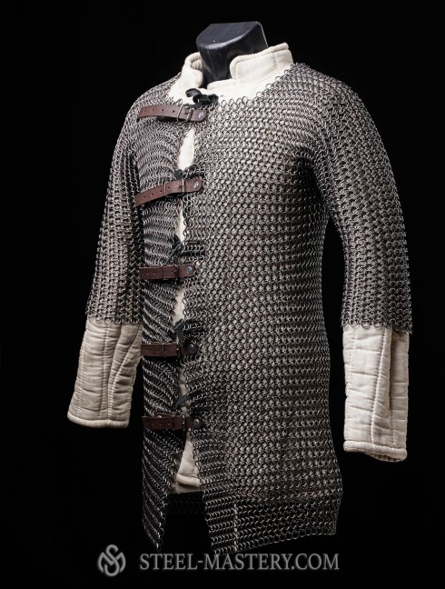 Hauberk with forward fastenings Lórigas de malla