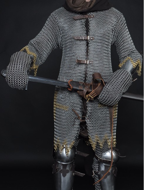 Hauberk with forward fastenings Lórigas de malla