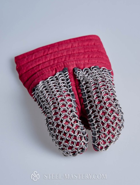 Padded gauntlets with chain mail protection Gantelets et mitaines en écailles et mailles