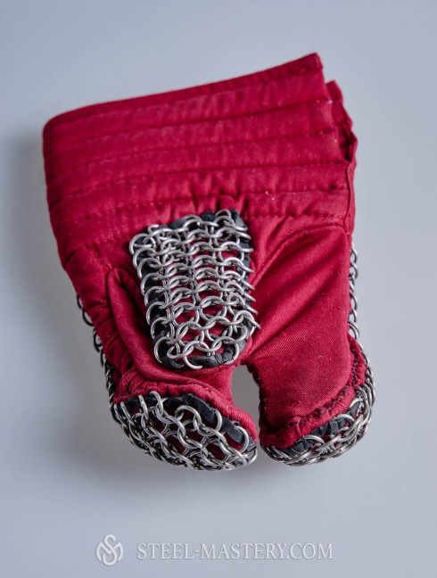 Padded gauntlets with chain mail protection Guanteletes y manoplas de malla y escamas