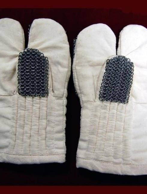 Padded gauntlets with chain mail protection Guantoni e muffole
