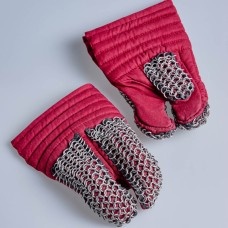 Padded gauntlets with chain mail protection image-1