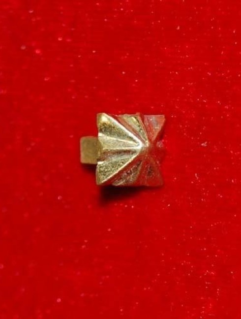 Cast bronze rivet-belt mount "Pyramid" Montaggio cinture