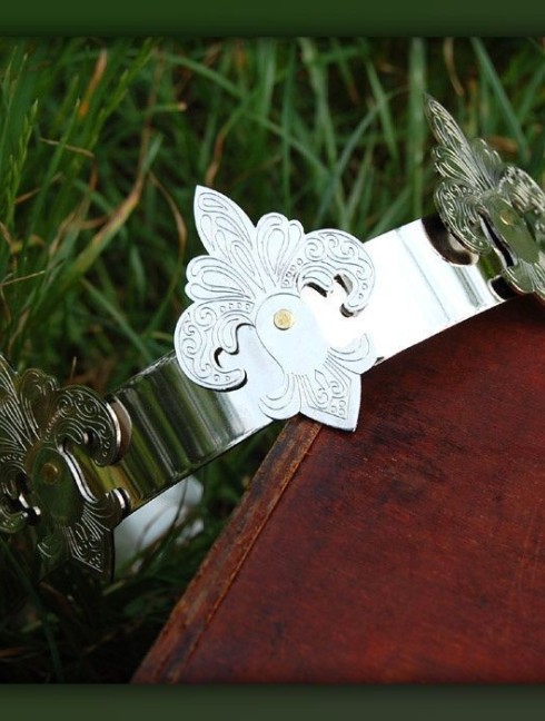 Brass crown with etched elements Accesorios