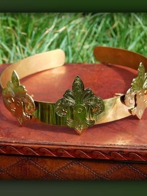 Brass crown with etched elements