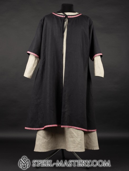 Coat with short sleeves Umhänge und Capes