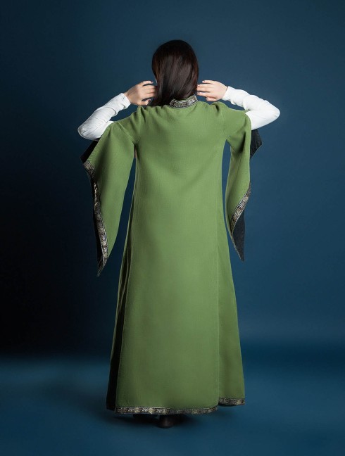 Long coat with wide sleeves  Umhänge und Capes
