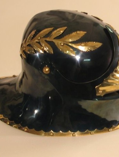 Sallet with brass leaves Armadura de placas