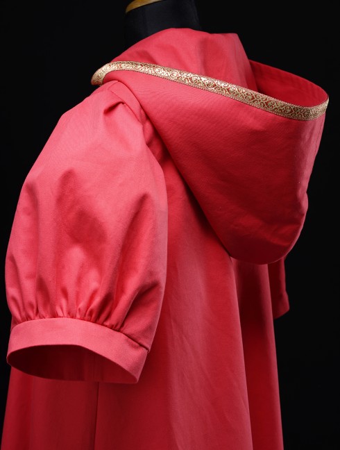 Coat with the hood and puffed sleeves Mantelli e mantelline