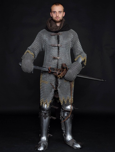 13 century European armour in colours of the English royal house Armadura de placas