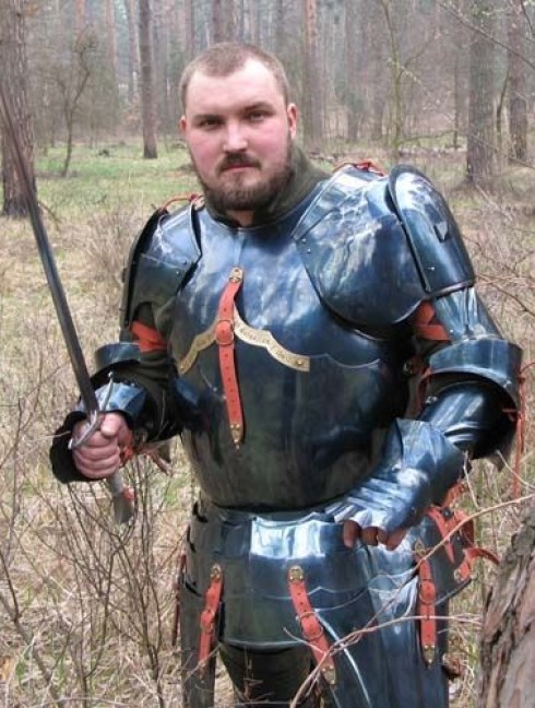 Steel English full plate armour, dated 1483  Armadura de placas