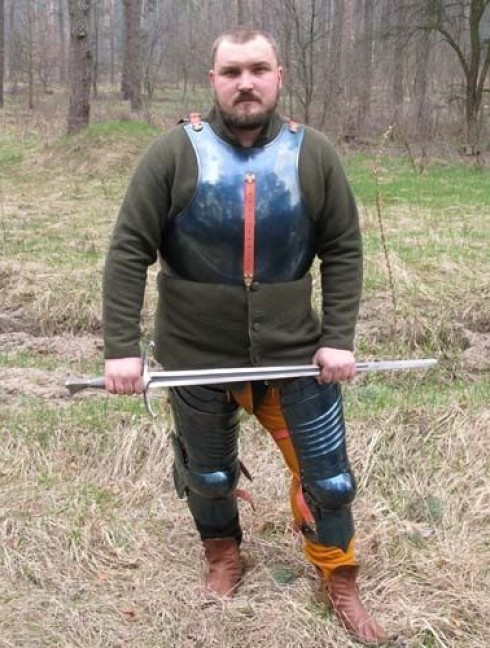 Steel English full plate armour, dated 1483  Armadura de placas