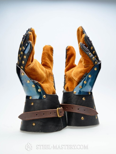Brigandine gauntlets - mid 14th century Brigantinenhandschuhe und -Fäustlinge