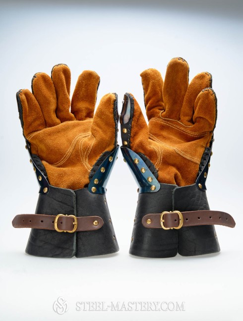 Brigandine gauntlets - mid 14th century Brigantinenhandschuhe und -Fäustlinge