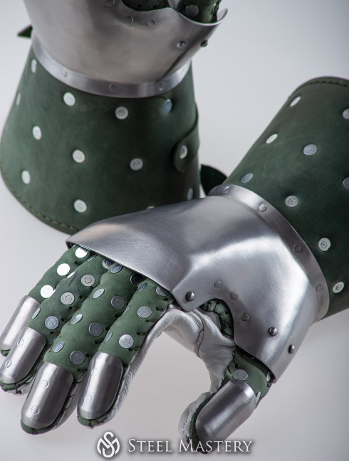 Brigandine gauntlets - mid 14th century Brigantinenhandschuhe und -Fäustlinge