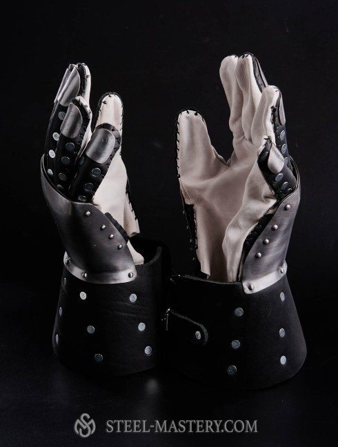 Brigandine gauntlets - mid 14th century Brigantinenhandschuhe und -Fäustlinge