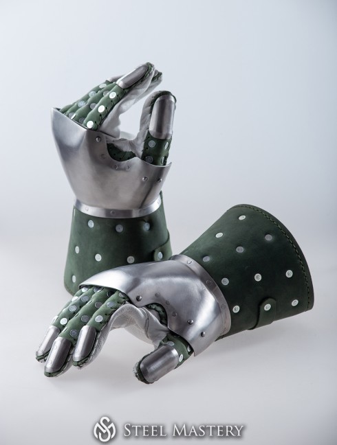 Brigandine gauntlets - mid 14th century Brigantinenhandschuhe und -Fäustlinge
