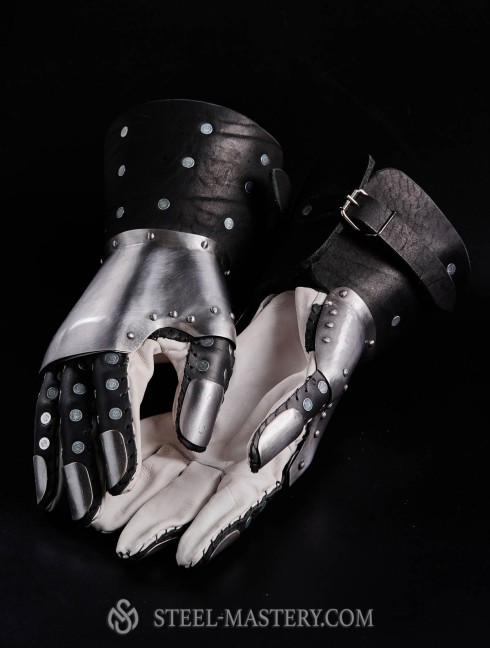 Brigandine gauntlets - mid 14th century Brigantinenhandschuhe und -Fäustlinge