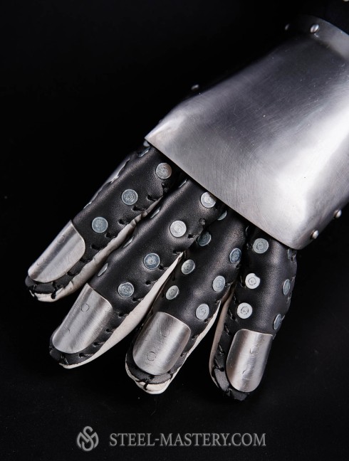 Brigandine gauntlets - mid 14th century Brigantinenhandschuhe und -Fäustlinge