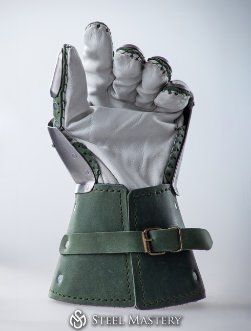 Brigandine gauntlets - mid 14th century Brigantinenhandschuhe und -Fäustlinge