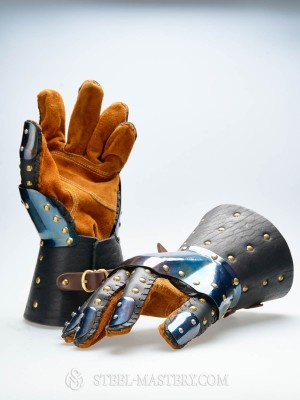 Brigandine gauntlets - mid 14th century Brigantinenhandschuhe und -Fäustlinge