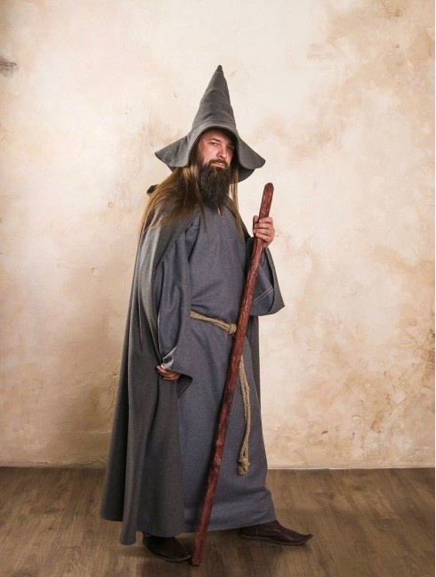 Pointed hat, a part of fantasy-style costume  Prendas para la cabeza