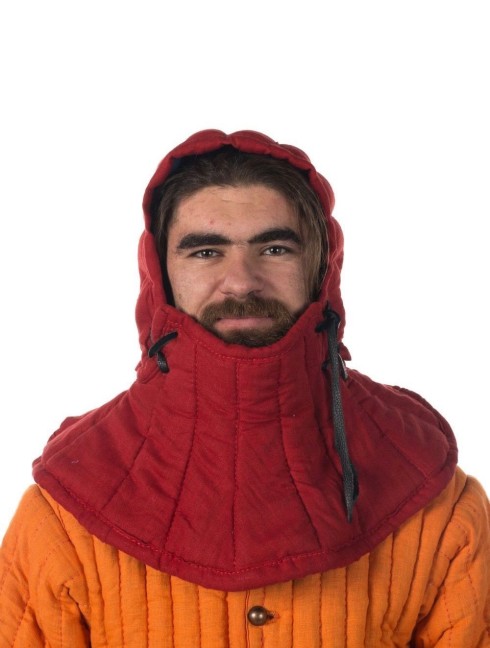Padded cap with pelerine of the XII-XIII centuries Forros acolchados y gorros
