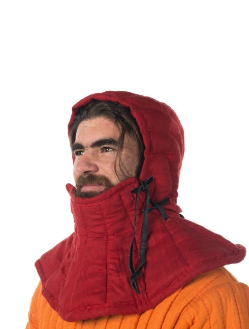 Padded cap with pelerine of the XII-XIII centuries Forros acolchados y gorros