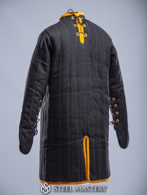 Knight gambeson with sewn mittens of the XIII century Gambesón.