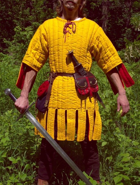 Gambeson with festoons XII-XIII centuries. Gambesón.