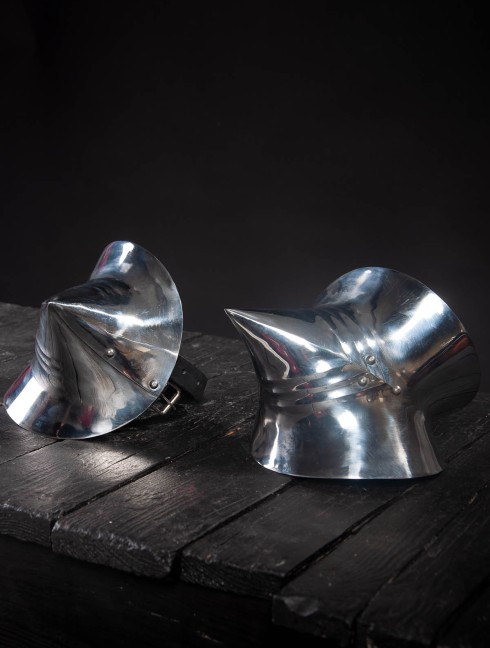 English gothic pointed elbow caps, 2nd half of the XV century Armure de plaques