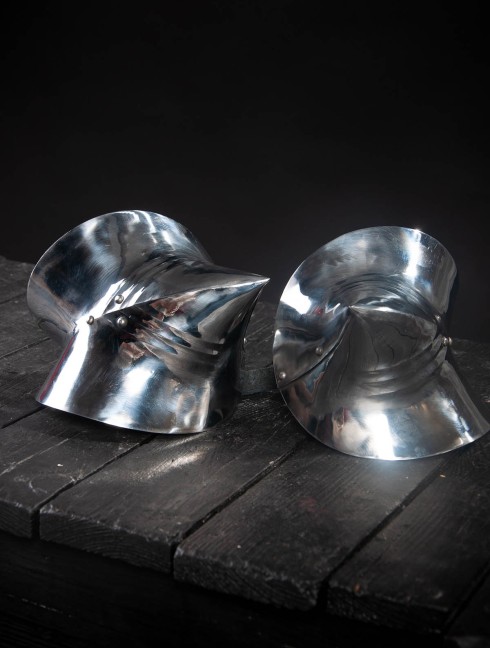English gothic pointed elbow caps, 2nd half of the XV century Metal bracers, couters and full arms