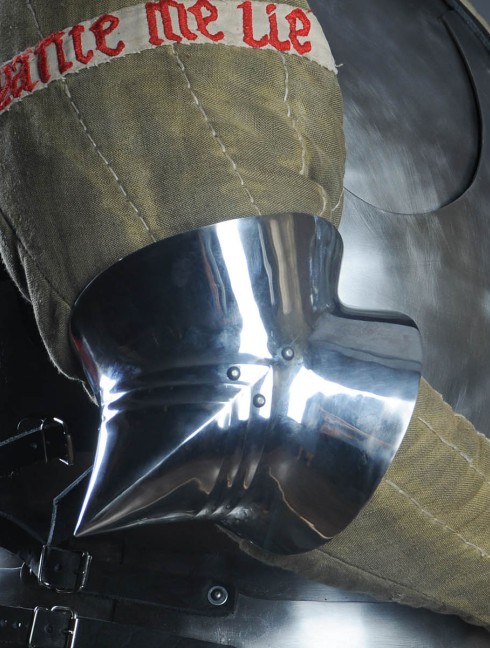 English gothic pointed elbow caps, 2nd half of the XV century Armure de plaques