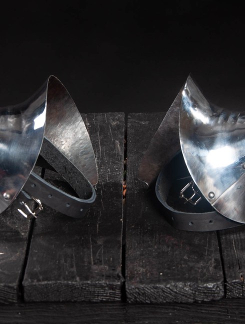 English gothic pointed elbow caps, 2nd half of the XV century Metal bracers, couters and full arms
