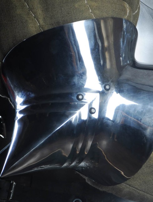 English gothic pointed elbow caps, 2nd half of the XV century Metal bracers, couters and full arms