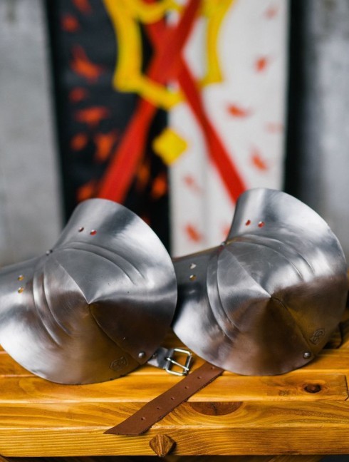 English gothic pointed elbow caps, 2nd half of the XV century Corazza