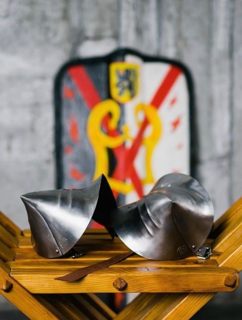 English gothic pointed elbow caps, 2nd half of the XV century Metal bracers, couters and full arms