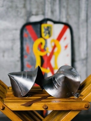 English gothic pointed elbow caps, 2nd half of the XV century Corazza