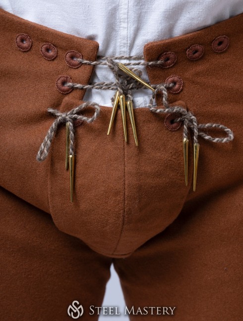 Tight chausses with codpiece, XV century Cappelli e pantaloni