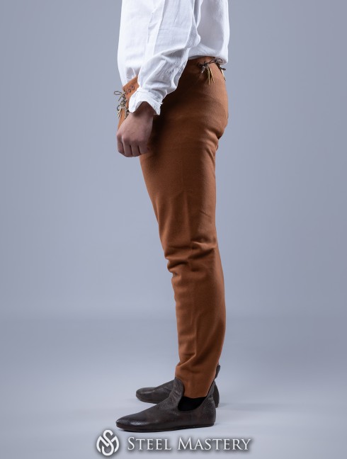 Tight chausses with codpiece, XV century Cappelli e pantaloni