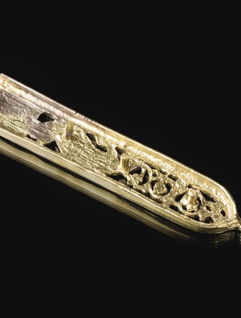 France medieval custom bronze strapend Strapends