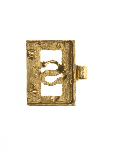 Medieval carved decorative belt strapend Strapends