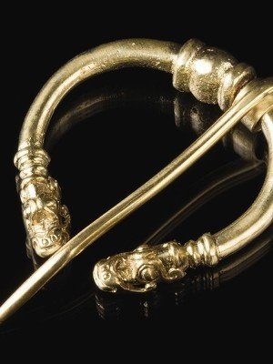 Medieval custom Scandinavian fibula, X century Spille e cerniere