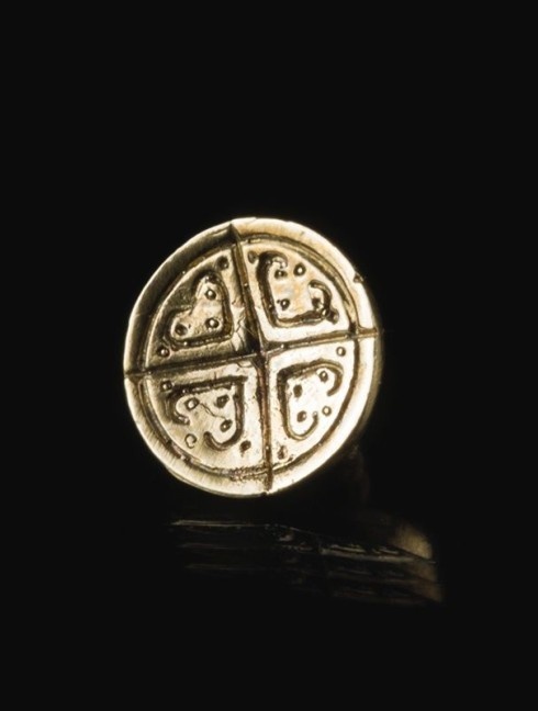 Medieval European cast button with pattern Botones, ganchos, alfileres