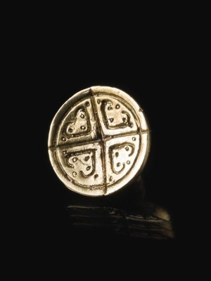Medieval European cast button with pattern Boutons, crochets, épingles